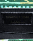 Rianna + Nina Crossbody-Tasche im grünen Grafik-Print mit goldener Body-Kette