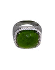 N.N. Cocktailring mit grünem Schmuckstein und Zirkonia-Akzenten