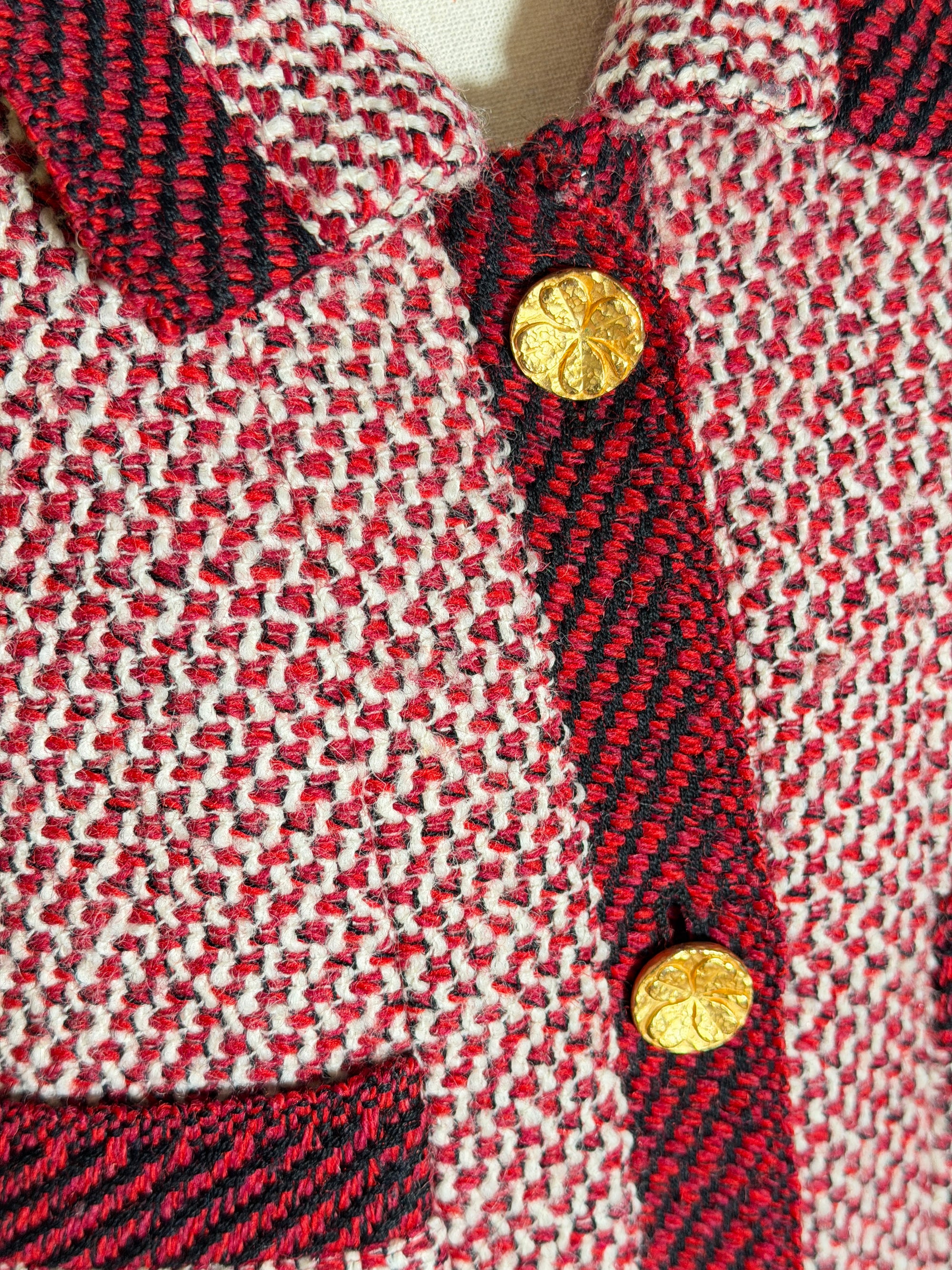 Chanel Vintage Kostüm aus Blazer mit goldenen Signature-Knöpfen und klassischem Rock