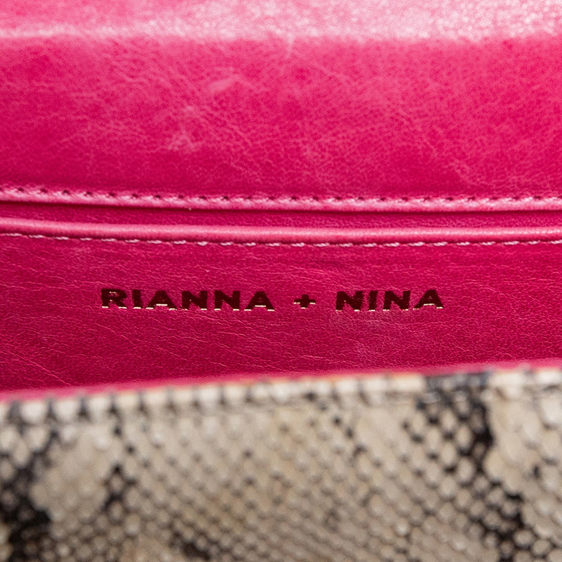 Rianna + Nina Stilvolle Crossbody-Tasche mit goldener Kette und in glamouröser Schlangen-Optik