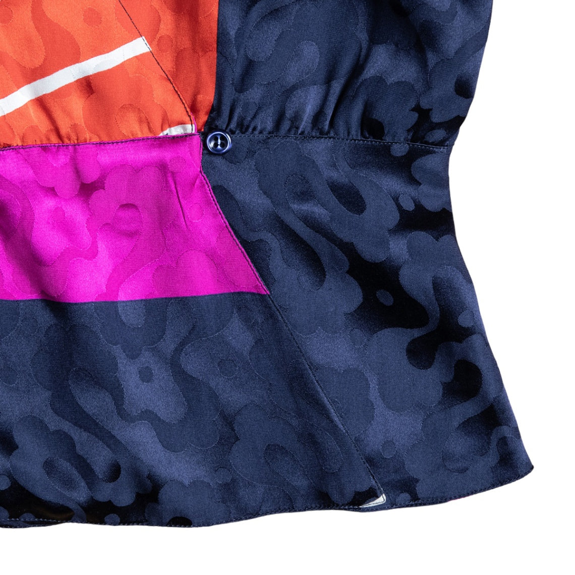 Vitaliano Pancaldi Vintage Wickelseidenbluse mit tiefem Ausschnitt und aufwändig bedrucktem Allover-Print