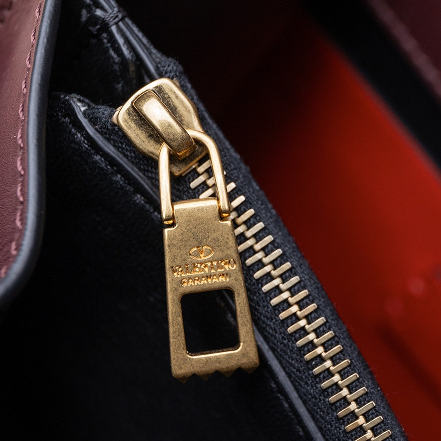 Valentino Box Bag aus Leder mit Signature-Logo