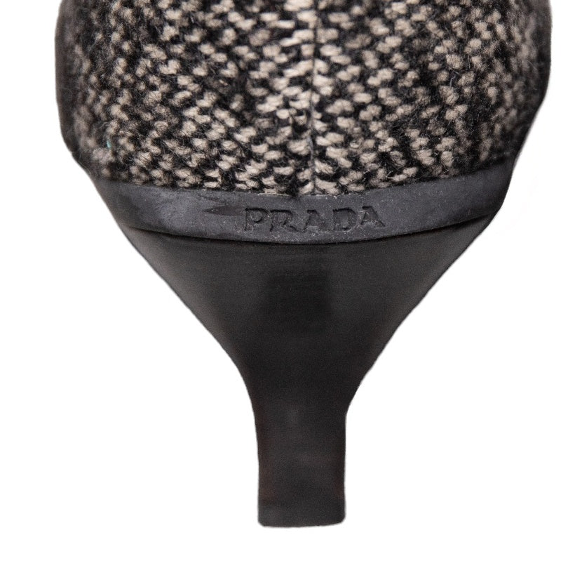 Prada Kitten Heels aus Leder und Tweed