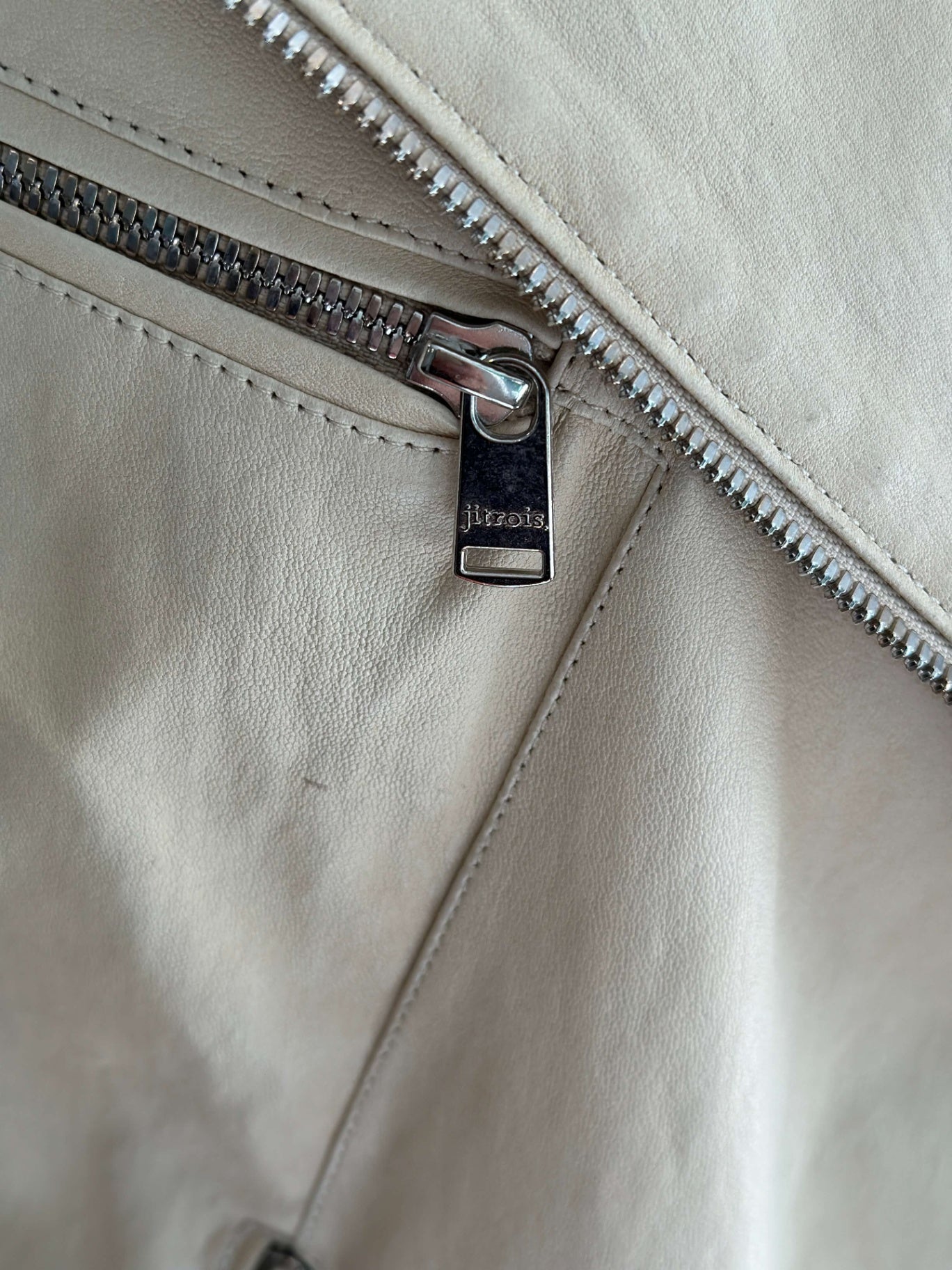 Jitrois Lederjacke im Bikerstil