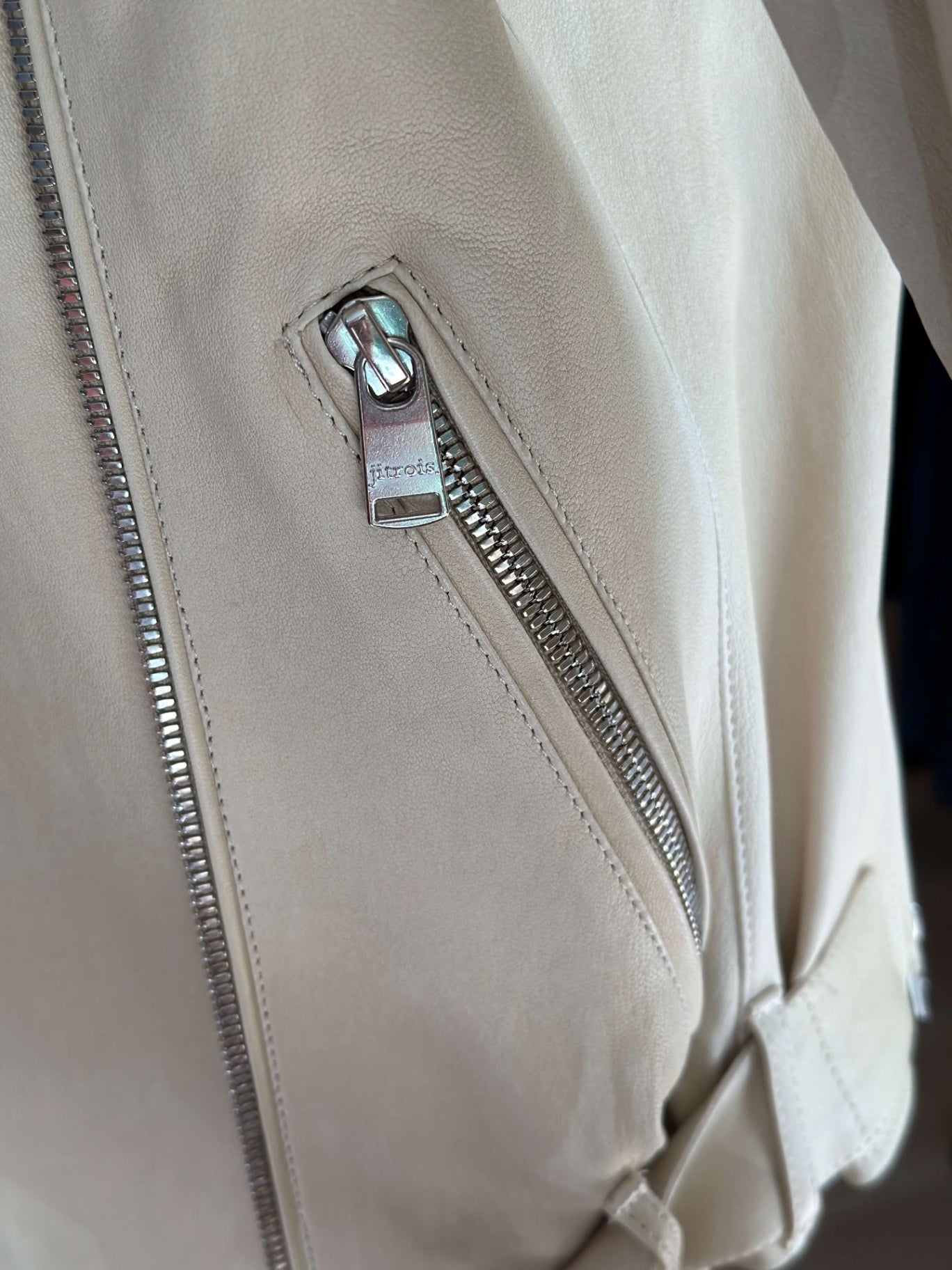 Jitrois Lederjacke im Bikerstil