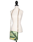 Rianna + Nina Crossbody-Tasche im grünen Grafik-Print mit goldener Body-Kette