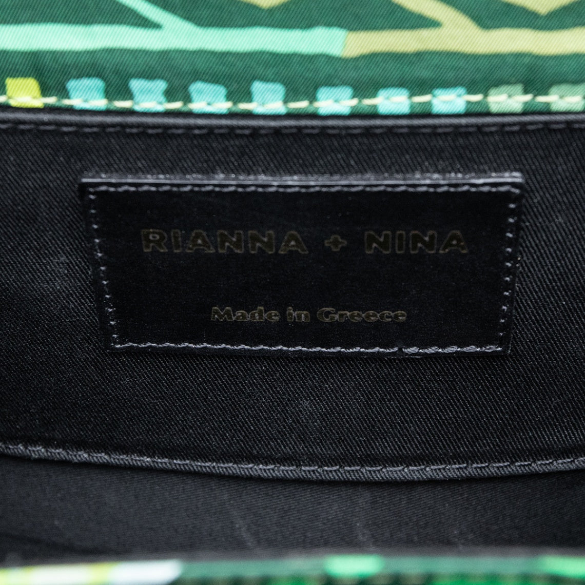 Rianna + Nina Crossbody-Tasche im grünen Grafik-Print mit goldener Body-Kette