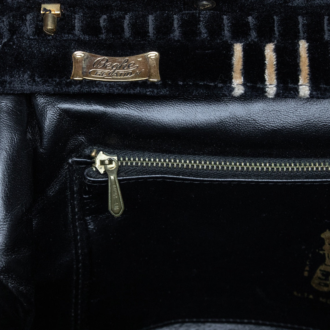 Beghé Reation Vintage Handtasche aus Samt mit Gold-Verschluss und aufwändigem Signature-Print