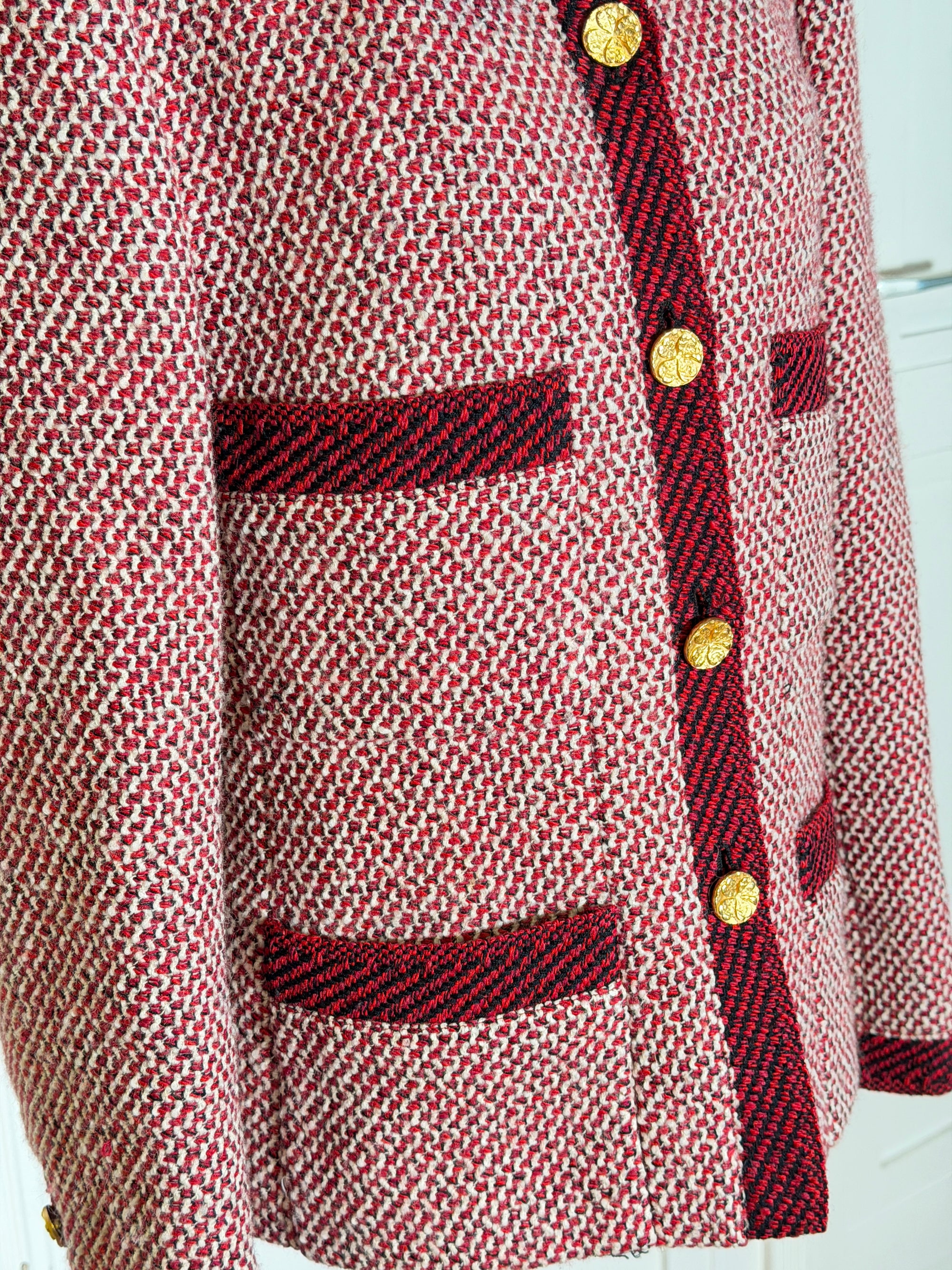 Chanel Vintage Kostüm aus Blazer mit goldenen Signature-Knöpfen und klassischem Rock