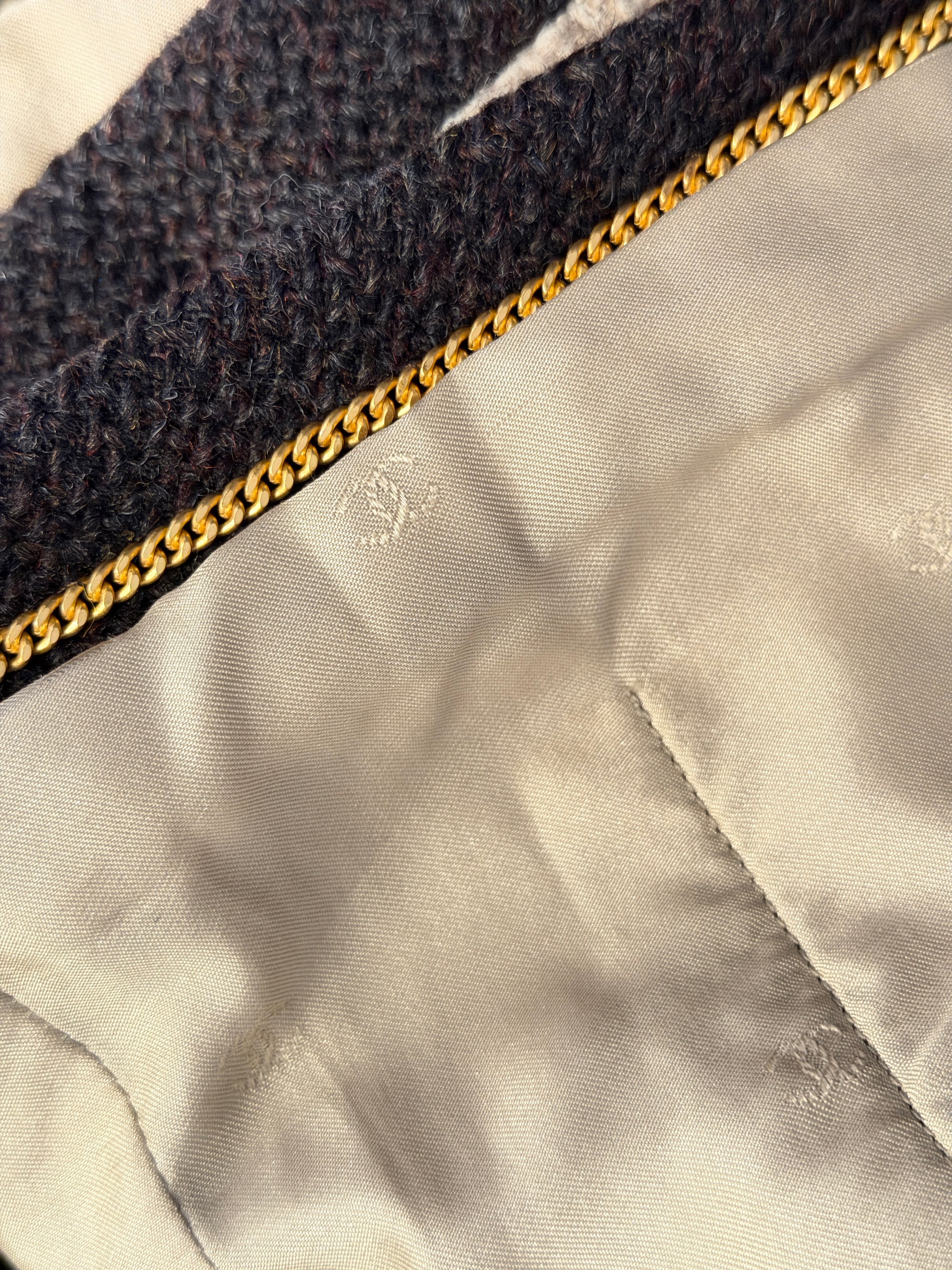 Chanel Kostüm aus cropped Vintage Blazer mit aufgesetzten Taschen und schmalem Rock