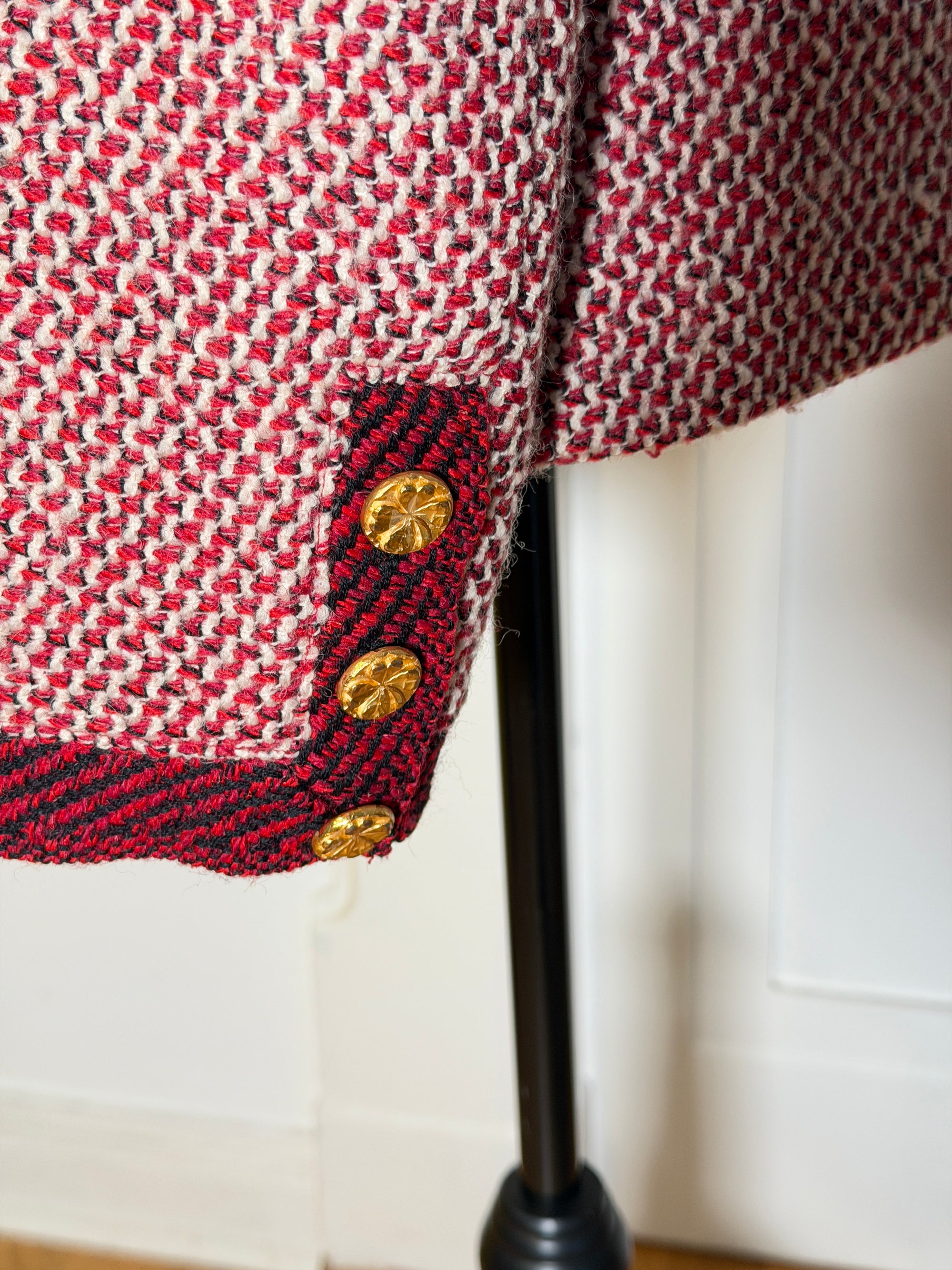 Chanel Vintage Kostüm aus Blazer mit goldenen Signature-Knöpfen und klassischem Rock