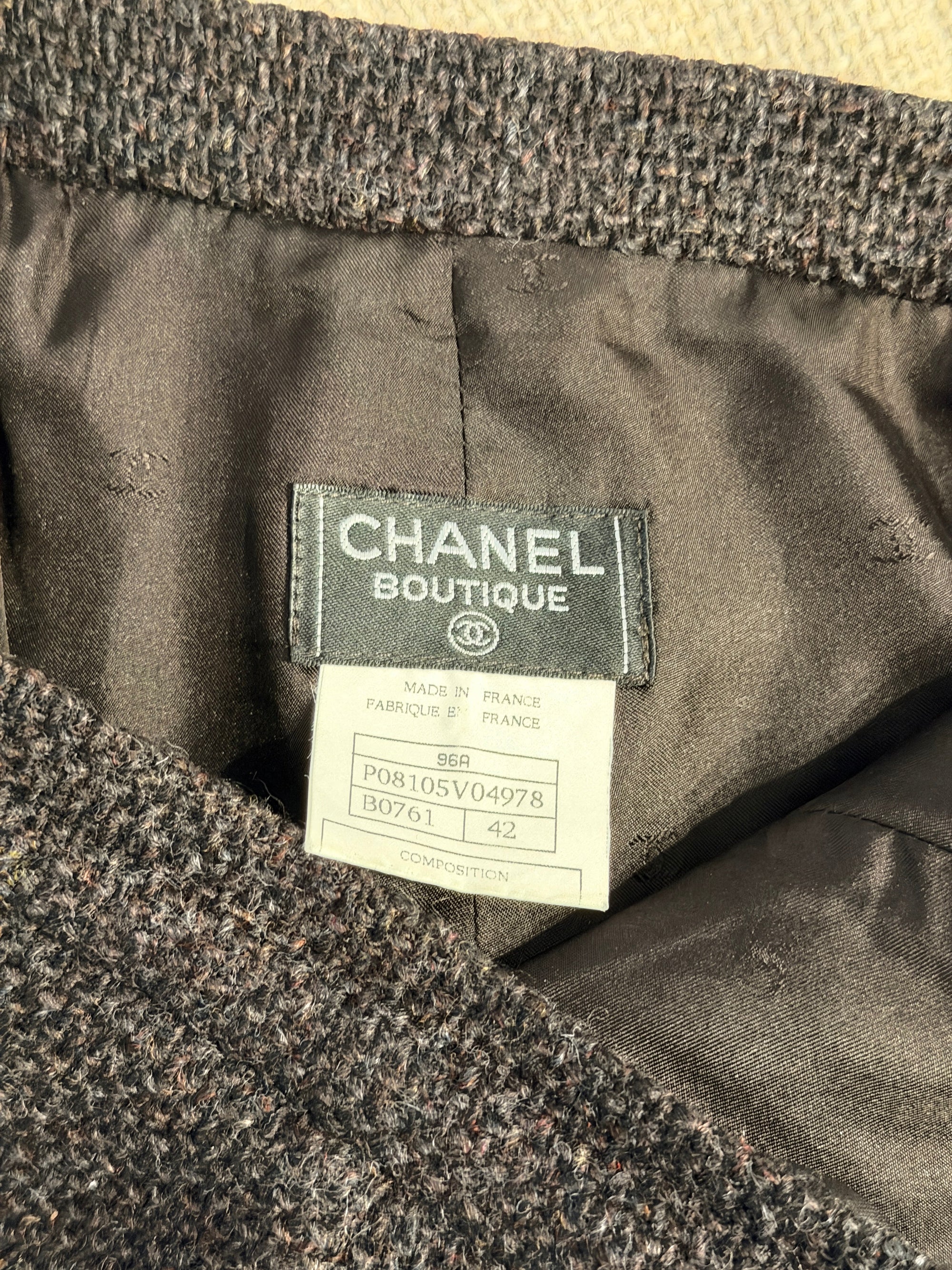 Chanel Kostüm aus cropped Vintage Blazer mit aufgesetzten Taschen und schmalem Rock