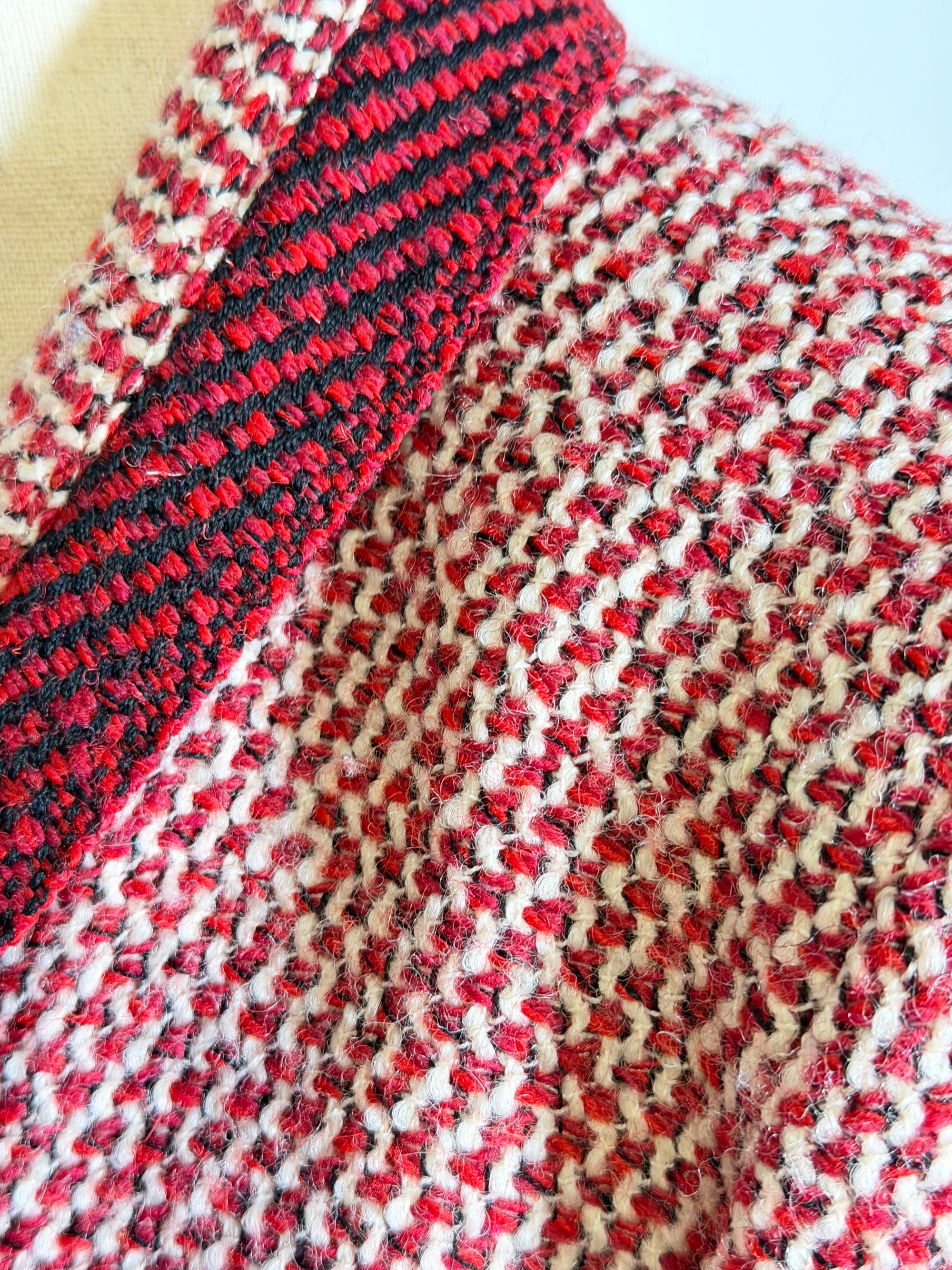 Chanel Vintage Kostüm aus Blazer mit goldenen Signature-Knöpfen und klassischem Rock