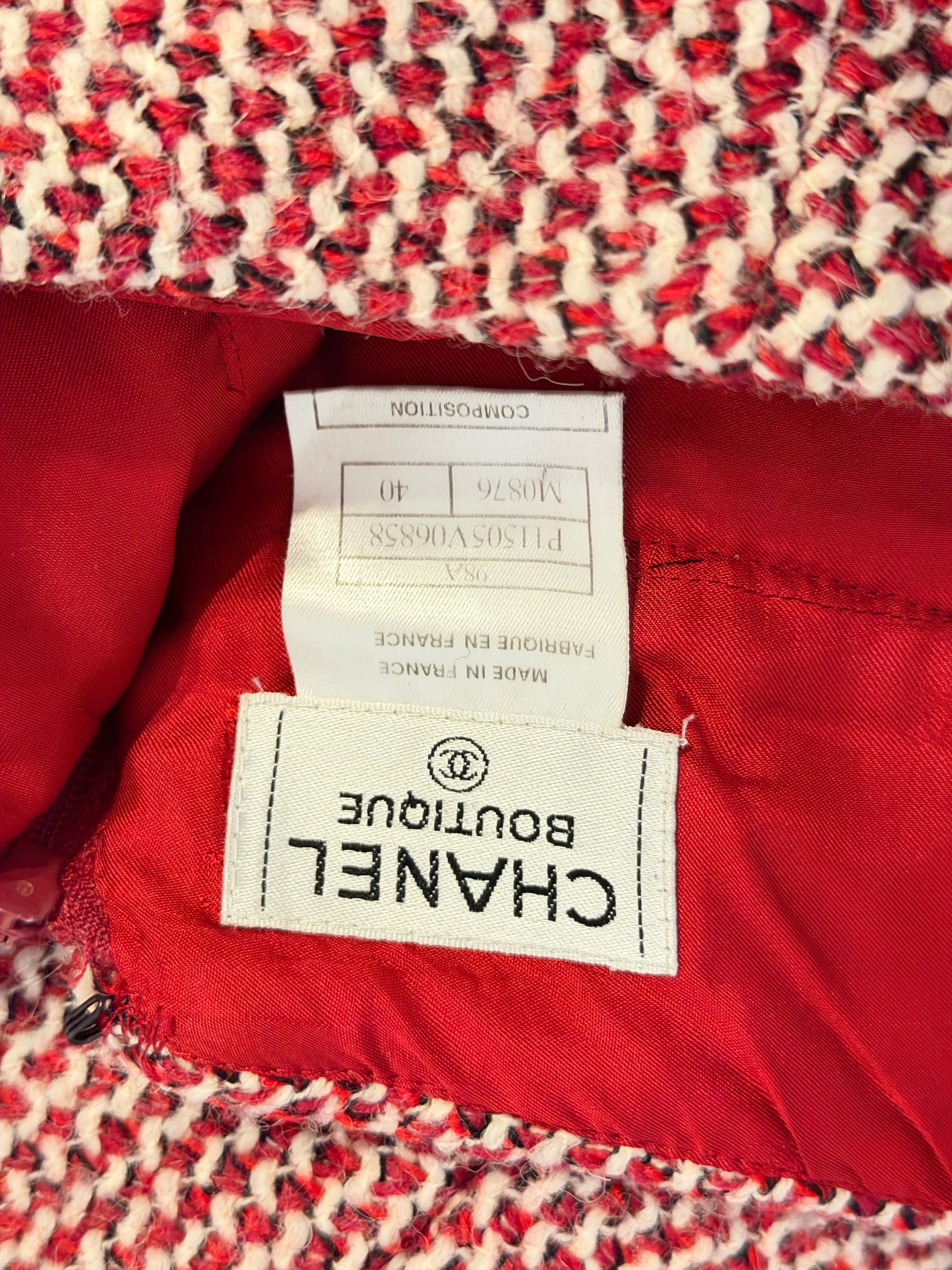 Chanel Vintage Kostüm aus Blazer mit goldenen Signature-Knöpfen und klassischem Rock