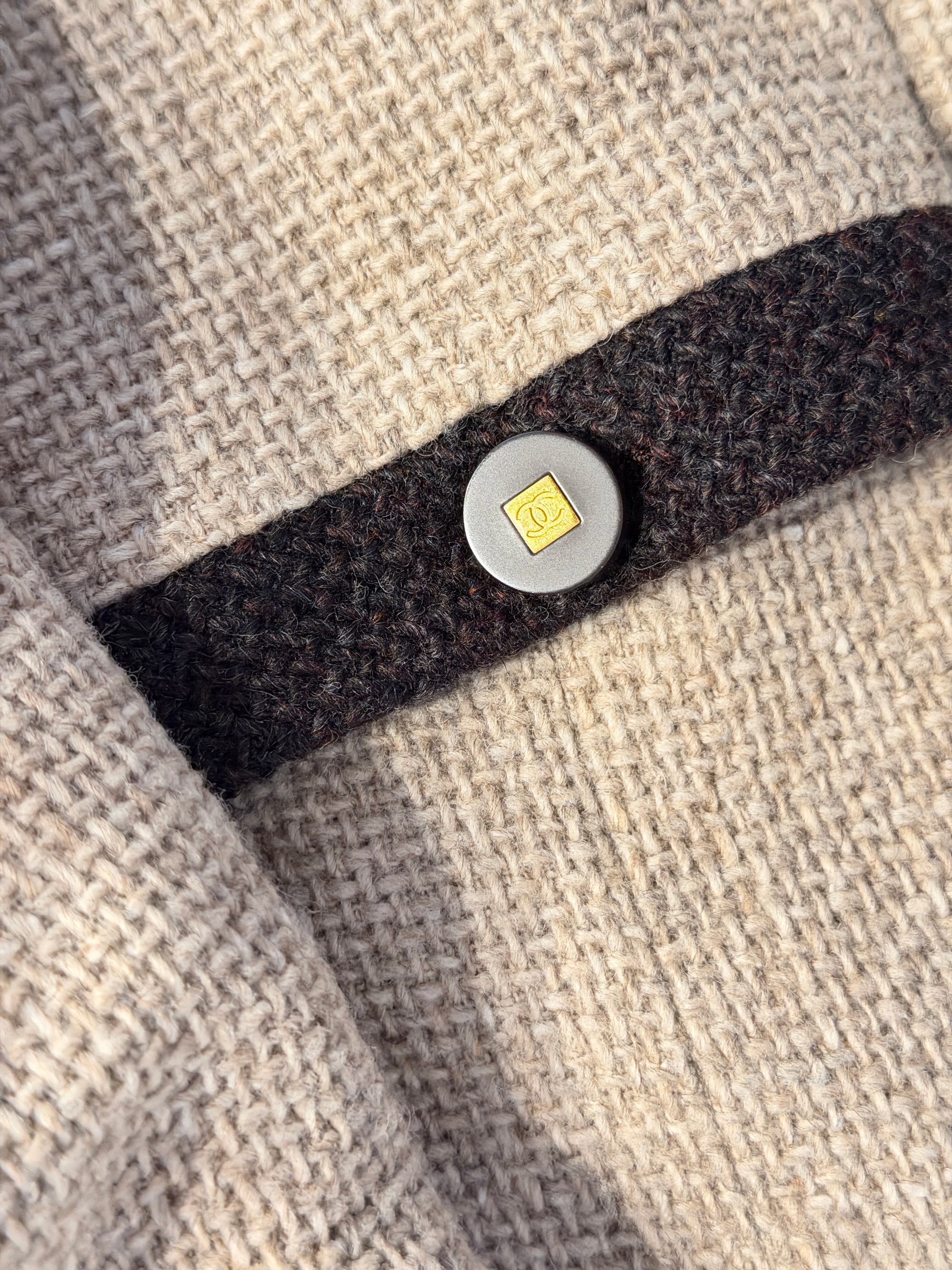 Chanel Kostüm aus cropped Vintage Blazer mit aufgesetzten Taschen und schmalem Rock