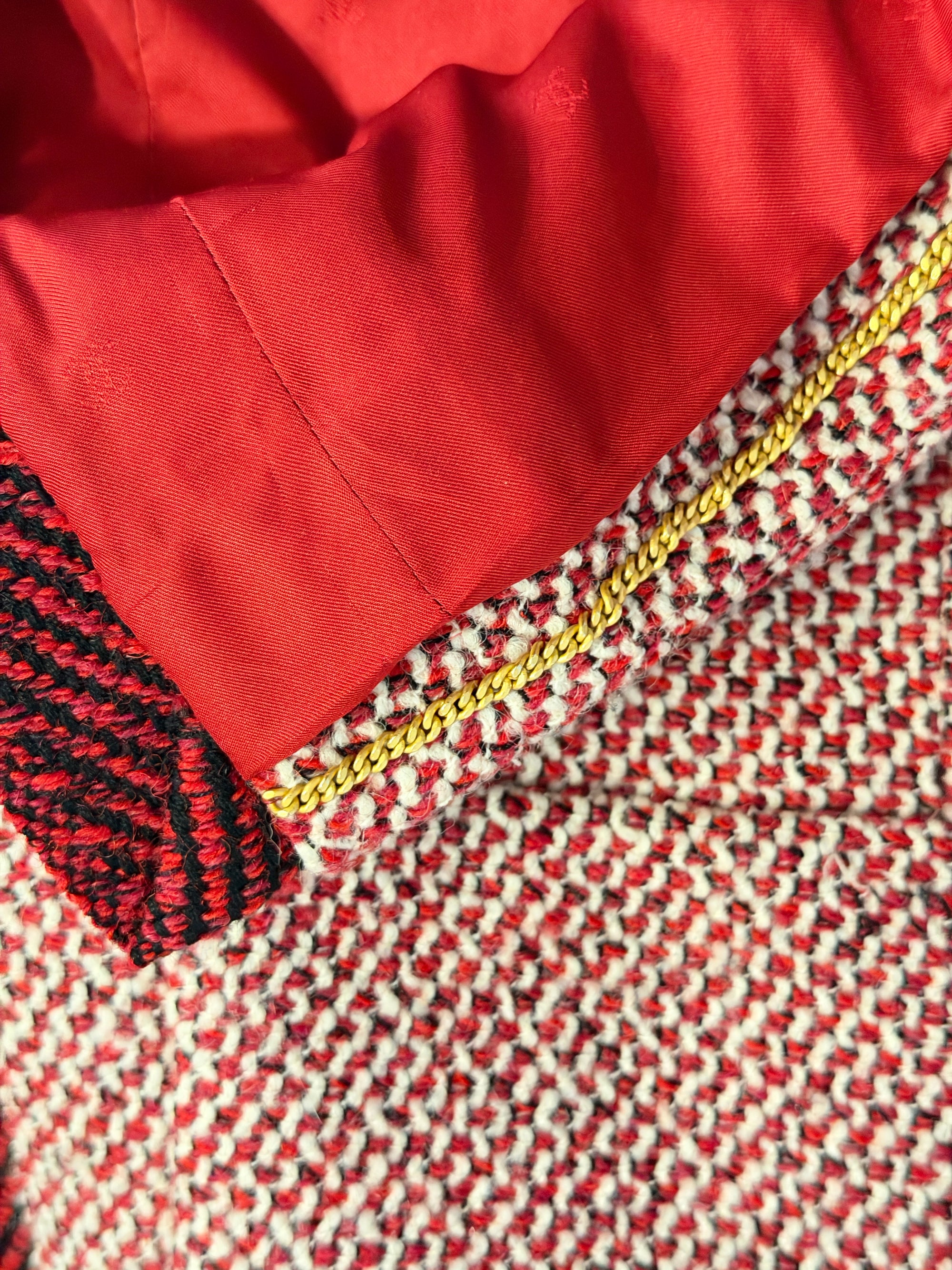 Chanel Vintage Kostüm aus Blazer mit goldenen Signature-Knöpfen und klassischem Rock