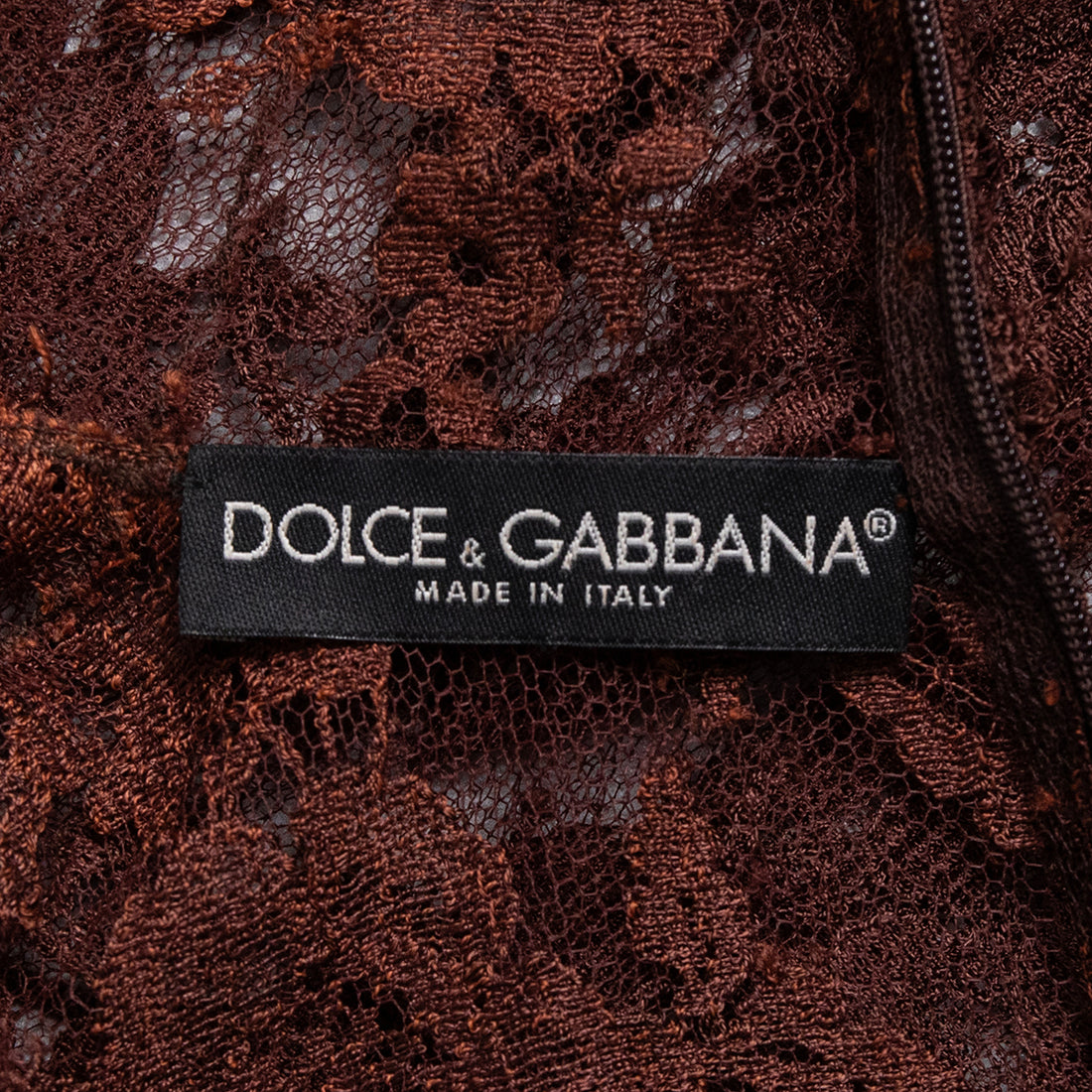 Dolce & Gabbana Semitransparentes ärmelloses Spitzentop mit aufwändig bedrucktem Seidenüberwurf