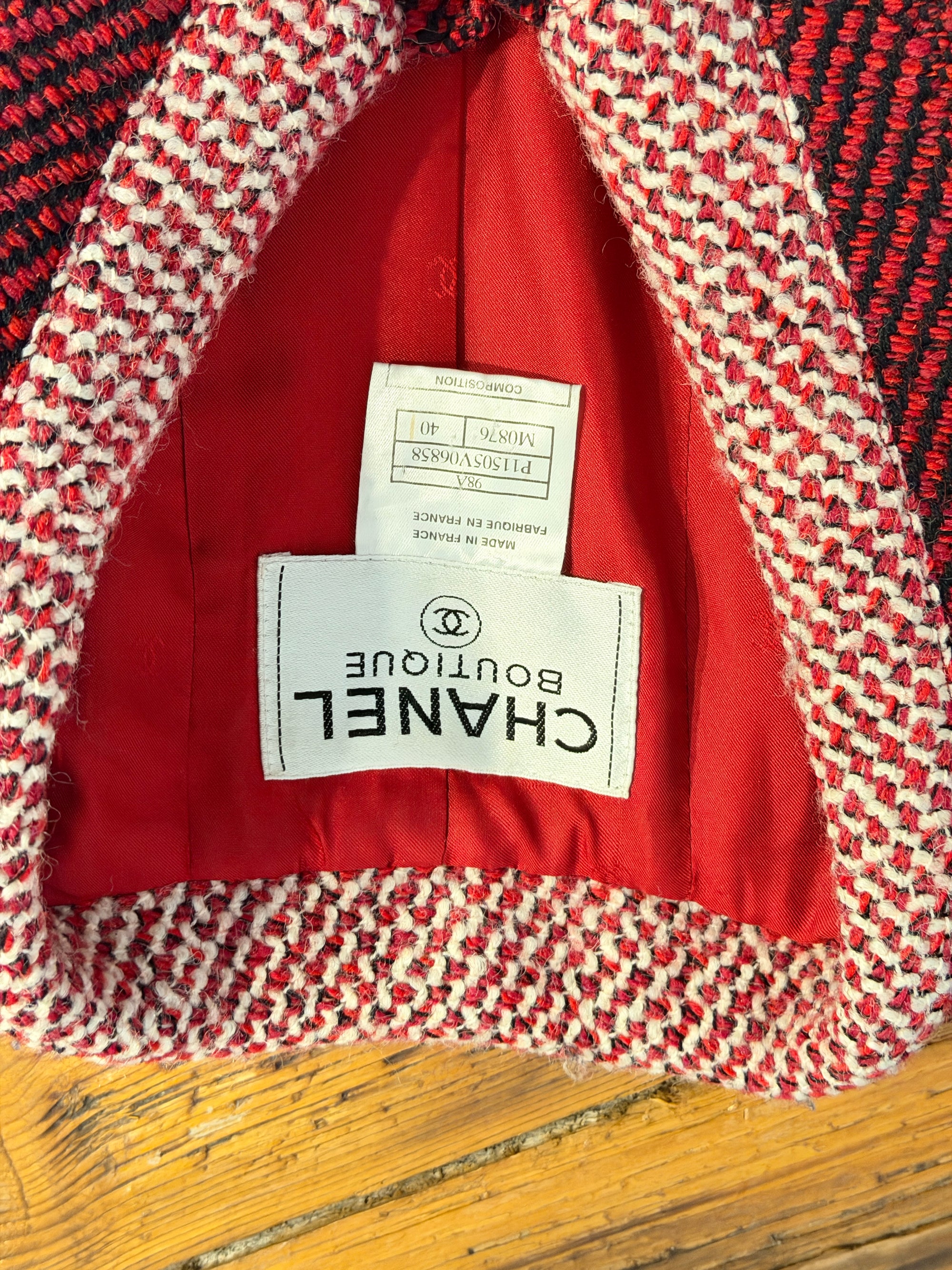 Chanel Vintage Kostüm aus Blazer mit goldenen Signature-Knöpfen und klassischem Rock