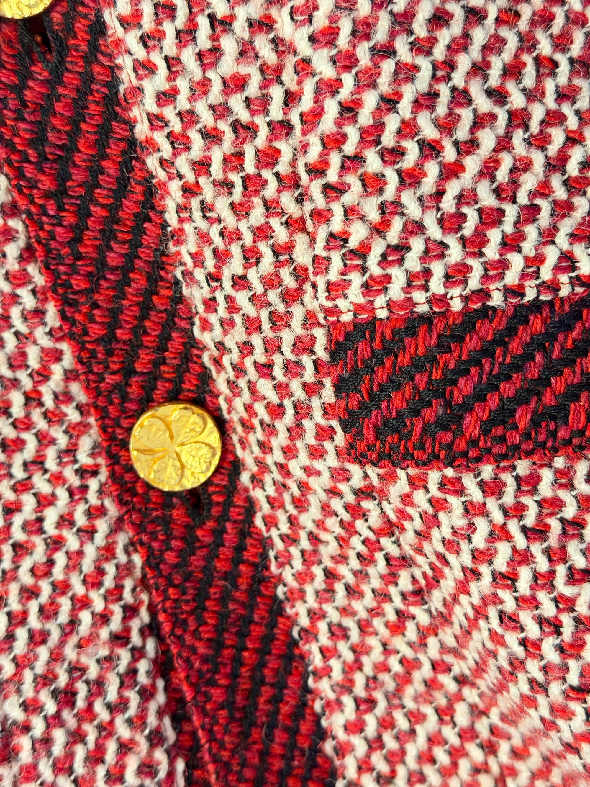 Chanel Vintage Kostüm aus Blazer mit goldenen Signature-Knöpfen und klassischem Rock