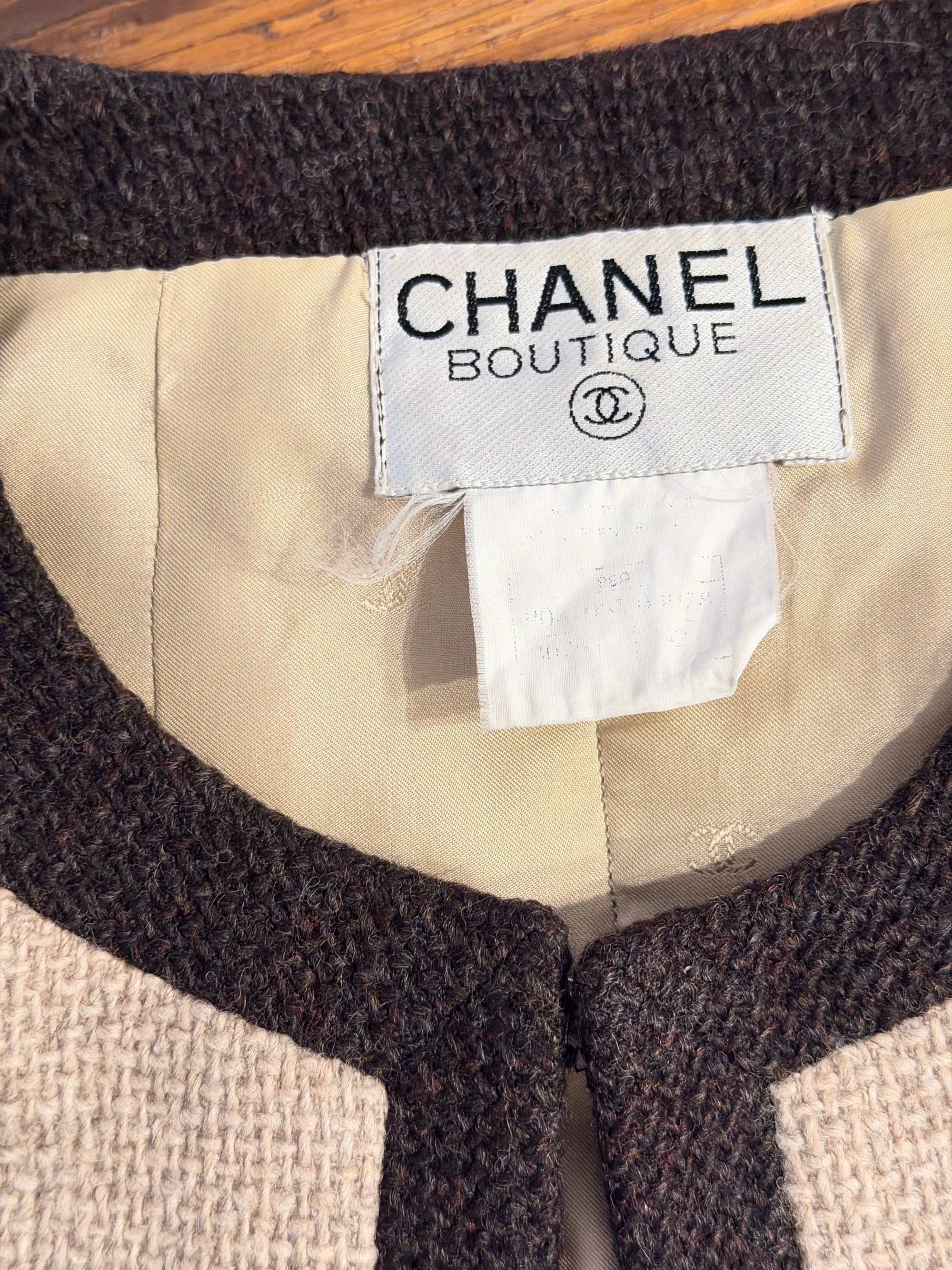 Chanel Kostüm aus cropped Vintage Blazer mit aufgesetzten Taschen und schmalem Rock