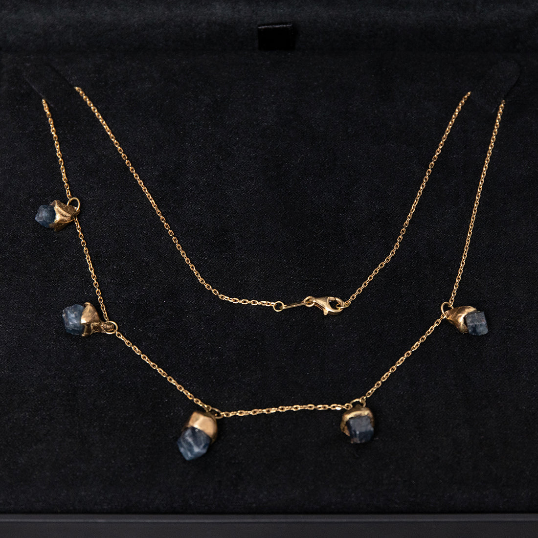 Bea Von Auersperg Goldkette mit blauen Rohstein-Saphiren