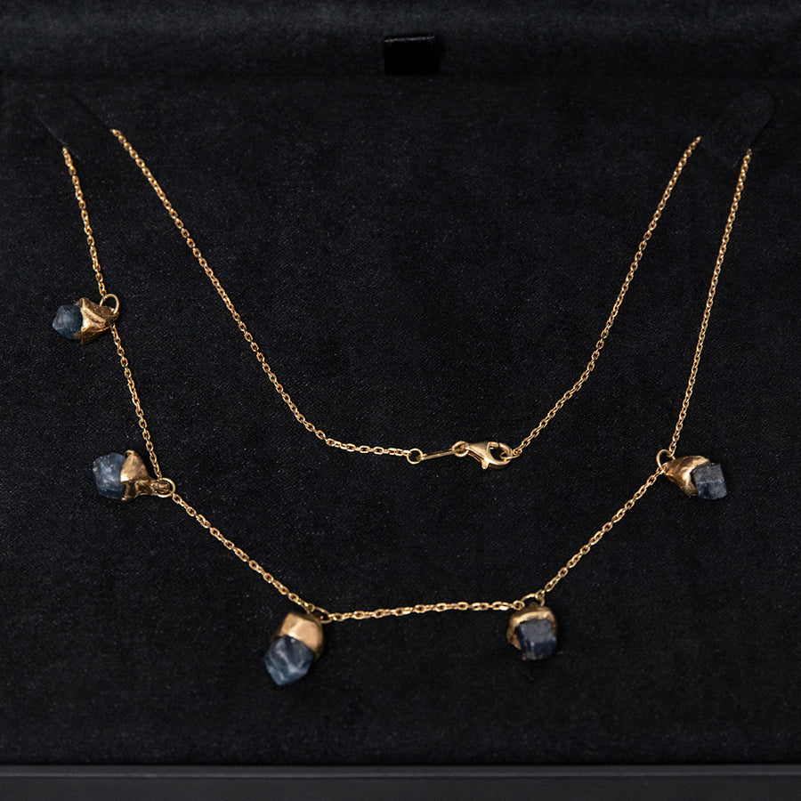 Bea Von Auersperg Goldkette mit blauen Rohstein-Saphiren