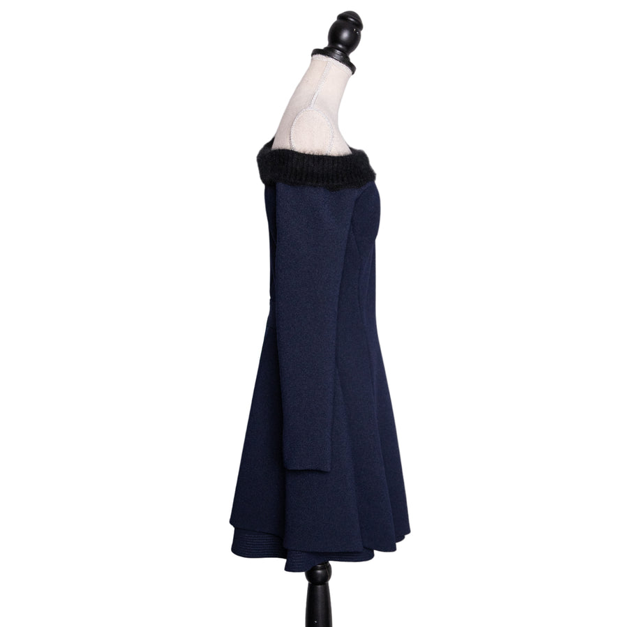 Christian Dior Elegantes tailliertes Kleid in Wickeloptik mit Angora-Kragen