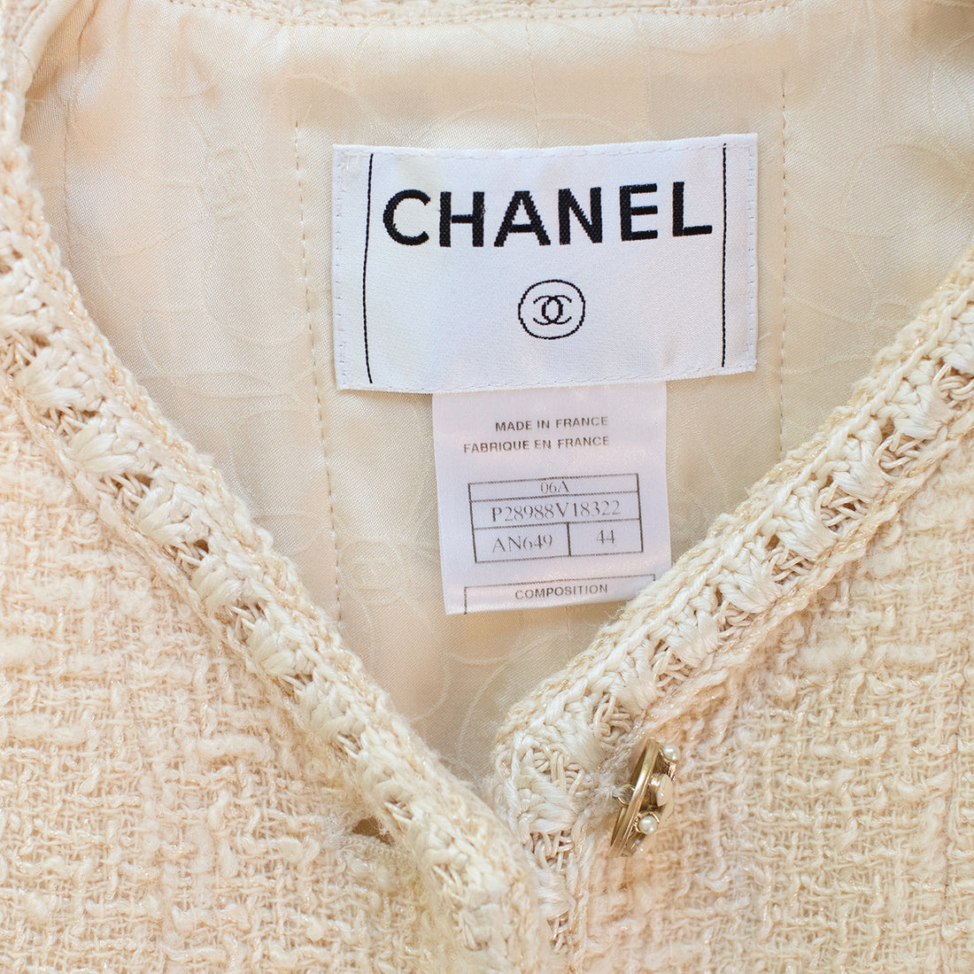 Chanel Boucle Jacke mit aufgesetzten Taschen und perlenbesetzten Logo-Knöpfen
