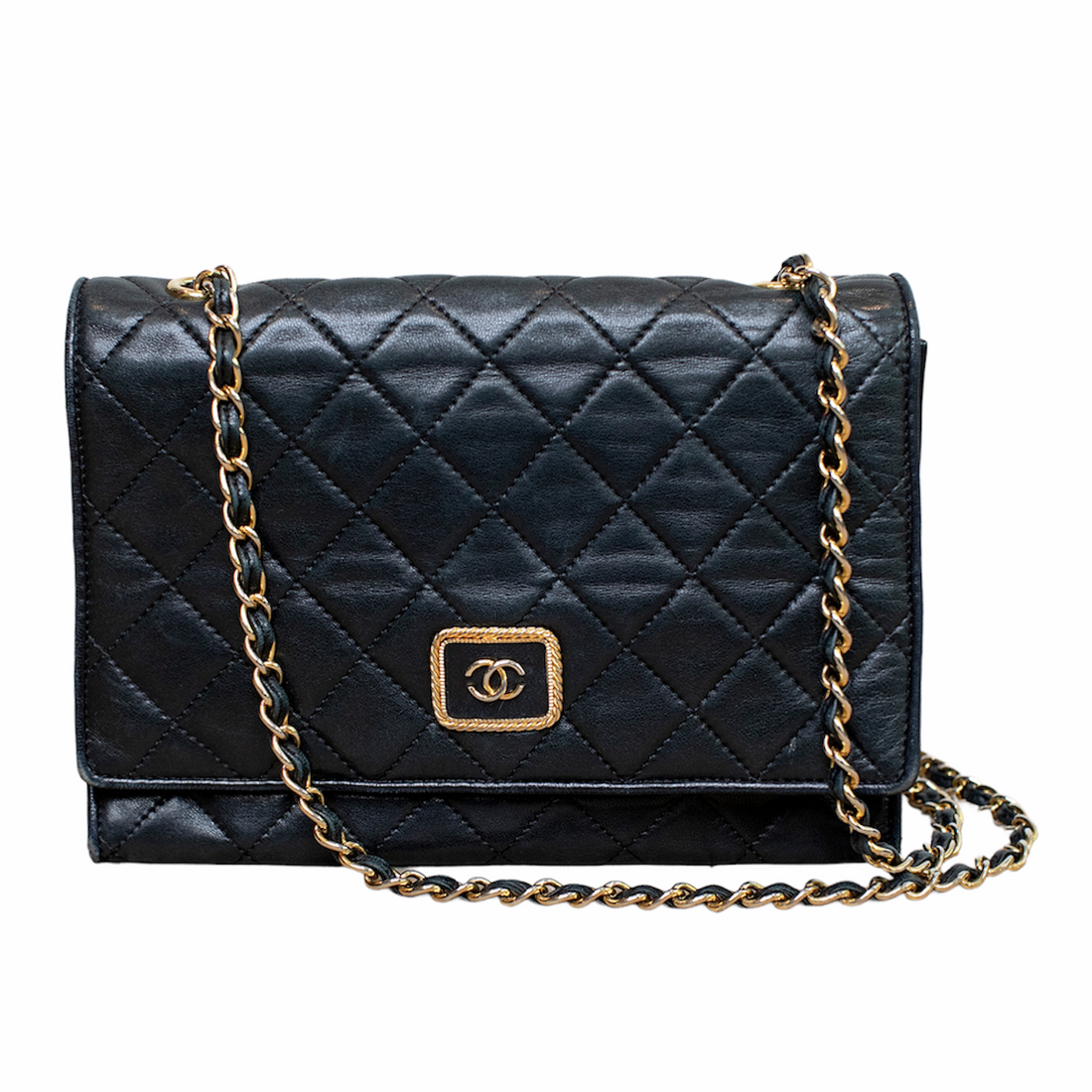 Chanel Vintage Flapbag mit goldenem Logoverschluss