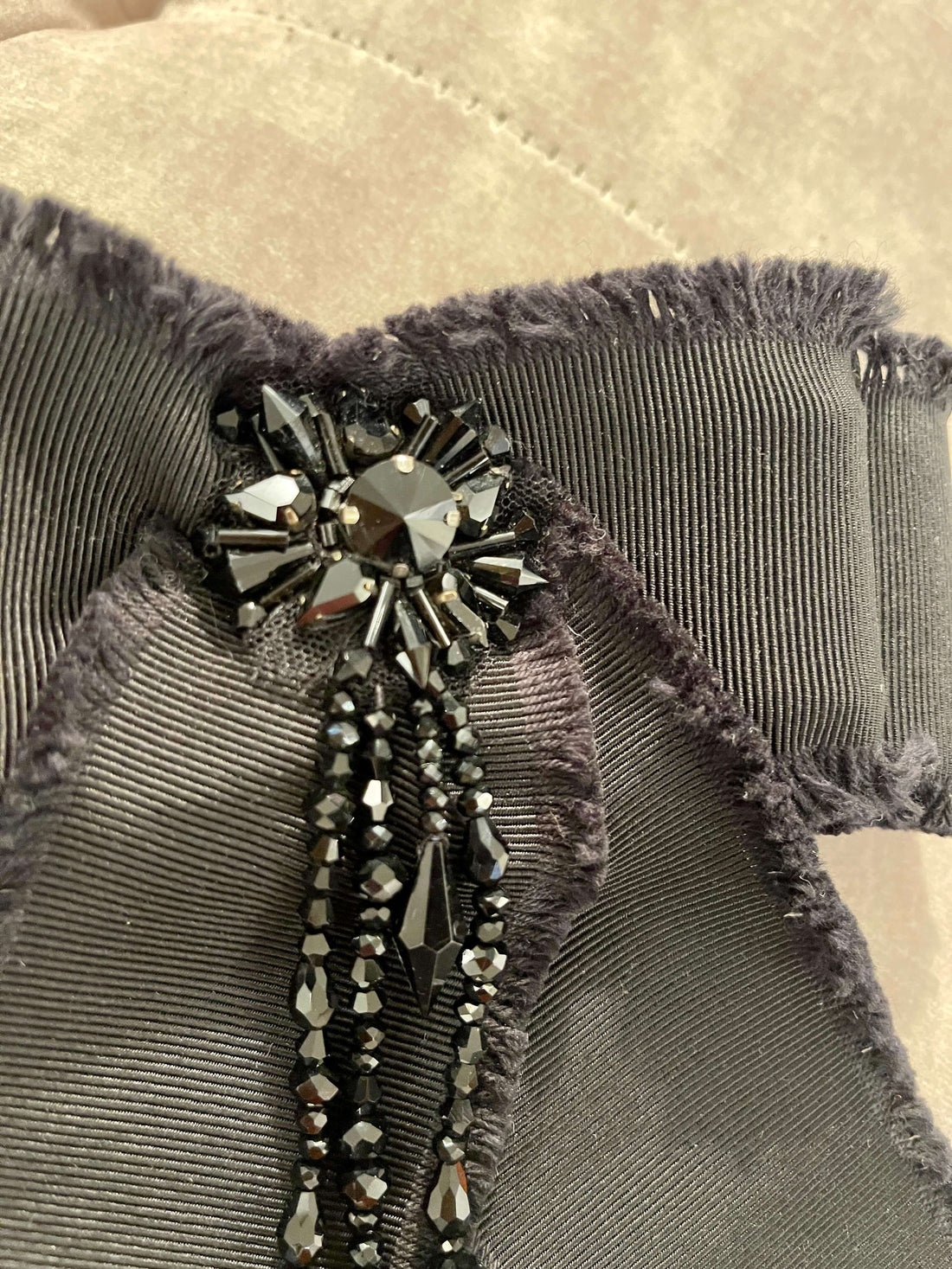 Gucci Black bow brooch with pearls and crystals