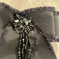 Gucci Schwarze Schleifenbrosche mit Perlen und Kristallen