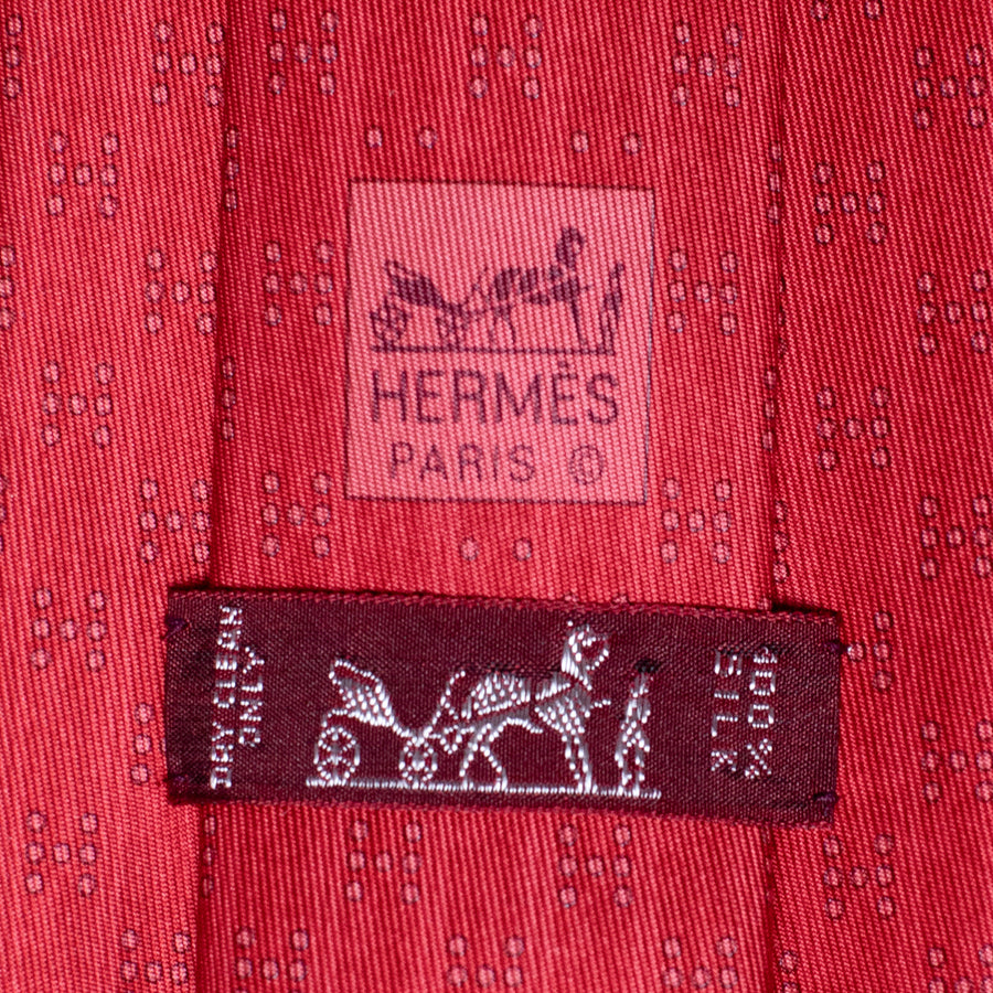 Hermès Klassische rote Seidenkrawatte im Façonnée Print