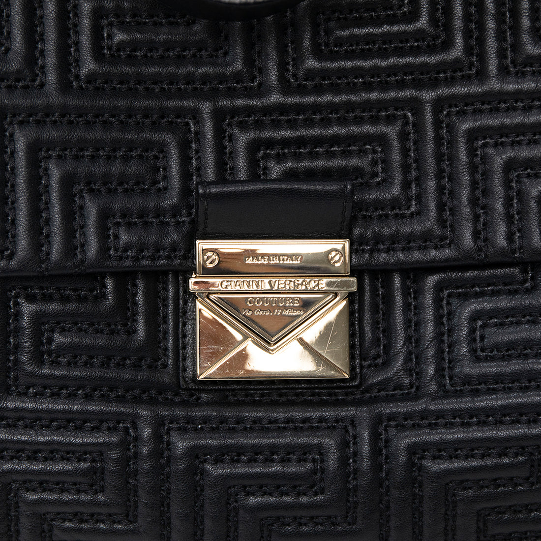 Versace Elegante Schultertasche im Logo-Print mit goldener Hardware