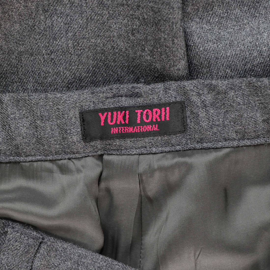 Yuki Torii pleated pants in anthracite