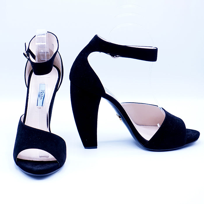 Prada Hohe Wildleder Sandalen mit Signature-Absatz